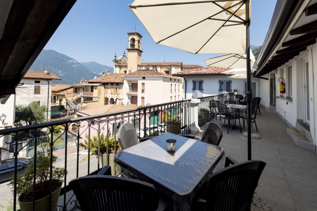 villa-serioli-casa-vacanze-marone-gallery-esterni-08